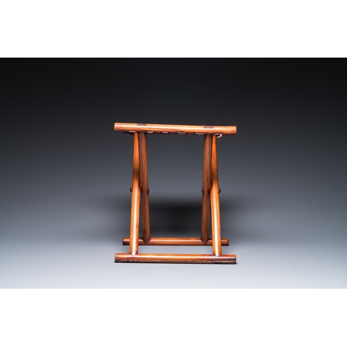 912 - A Chinese wooden mirror and a foldable stool, 19/20th C.Dim.: 94 x 35,5 cm (the mirror) Dim.: 41 x 3... 