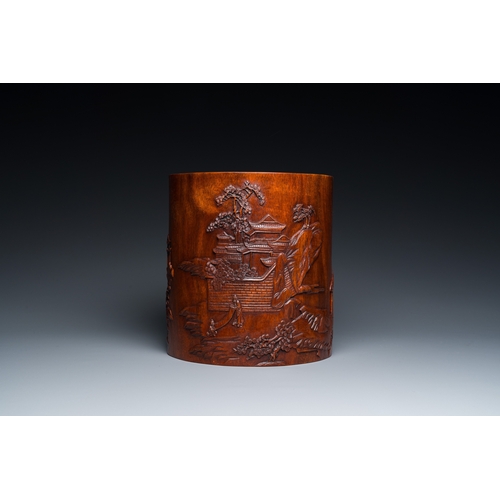 916 - A large Chinese huali wood brush pot with scholars in a landscape, 20th C.H.: 20 cm - Dia.: 18,5 cm... 