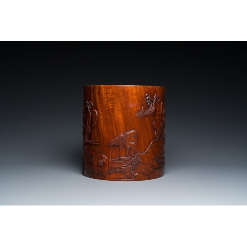 916 - A large Chinese huali wood brush pot with scholars in a landscape, 20th C.H.: 20 cm - Dia.: 18,5 cm... 