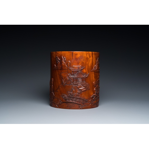 916 - A large Chinese huali wood brush pot with scholars in a landscape, 20th C.H.: 20 cm - Dia.: 18,5 cm... 