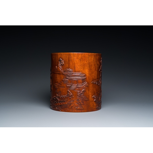 916 - A large Chinese huali wood brush pot with scholars in a landscape, 20th C.H.: 20 cm - Dia.: 18,5 cm... 