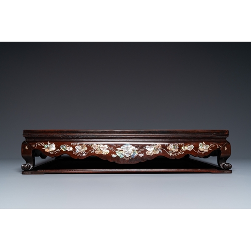 917 - A Chinese mother-of-pearl-inlaid wooden Xiangqi chess board, 19th C.Dim.: 50,5 x 47,5 x 10,5 cm
 
 T... 