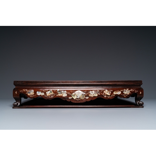 917 - A Chinese mother-of-pearl-inlaid wooden Xiangqi chess board, 19th C.Dim.: 50,5 x 47,5 x 10,5 cm
 
 T... 