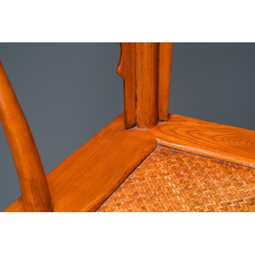 918 - A pair of Chinese elmwood 'horseshoe' chairs, RepublicDim.: 99,5 x 75,5 x 66 cm