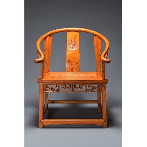 918 - A pair of Chinese elmwood 'horseshoe' chairs, RepublicDim.: 99,5 x 75,5 x 66 cm