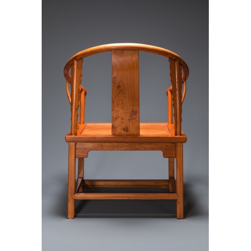 918 - A pair of Chinese elmwood 'horseshoe' chairs, RepublicDim.: 99,5 x 75,5 x 66 cm