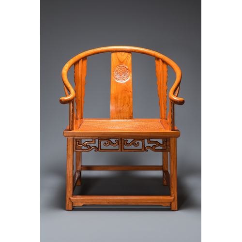 918 - A pair of Chinese elmwood 'horseshoe' chairs, RepublicDim.: 99,5 x 75,5 x 66 cm