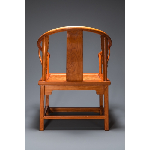 918 - A pair of Chinese elmwood 'horseshoe' chairs, RepublicDim.: 99,5 x 75,5 x 66 cm