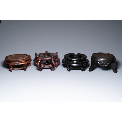 919 - A varied collection of Chinese wooden stands, 19/20th C.H.: 25 cm (the tallest)