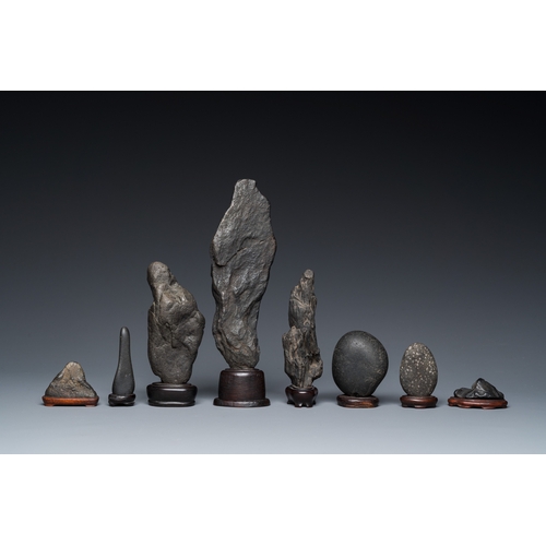 922 - Eight Chinese 'gongshi or 'scholar's rocks' on wooden stands, RepublicH.: 7,2 - 4 - 13,5 - 6 - 21 - ... 