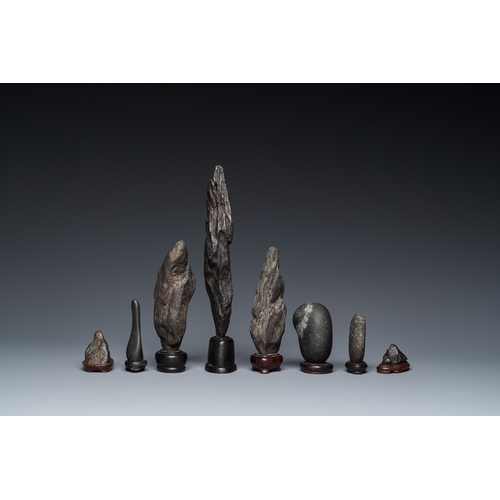 922 - Eight Chinese 'gongshi or 'scholar's rocks' on wooden stands, RepublicH.: 7,2 - 4 - 13,5 - 6 - 21 - ... 