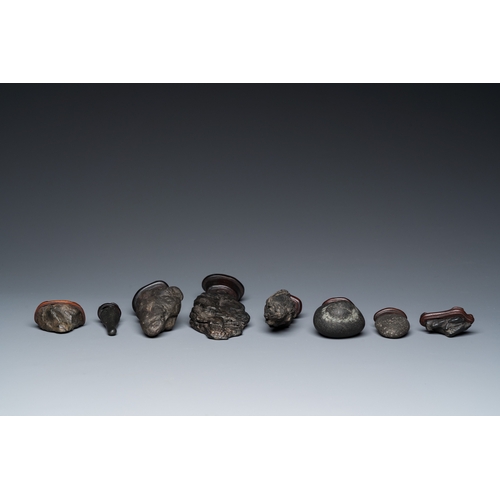 922 - Eight Chinese 'gongshi or 'scholar's rocks' on wooden stands, RepublicH.: 7,2 - 4 - 13,5 - 6 - 21 - ... 