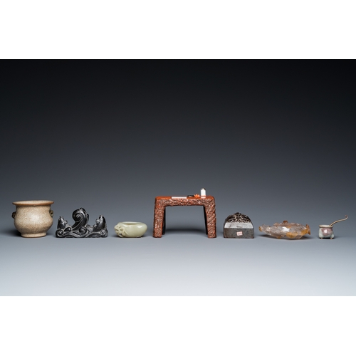 923 - Seven Chinese scholar's objects in porcelain and hardstone, 19/20th C.L.: 13 cm - H.: 11 cm (the min... 