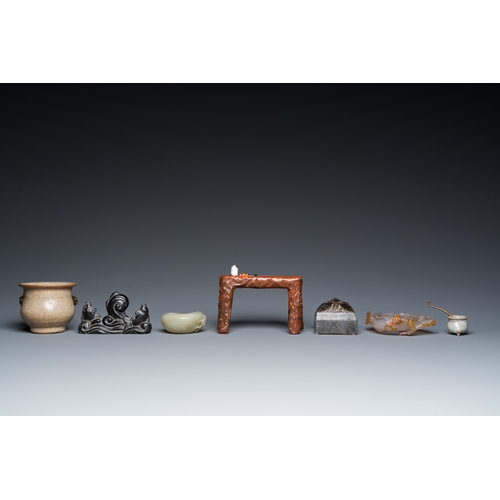 923 - Seven Chinese scholar's objects in porcelain and hardstone, 19/20th C.L.: 13 cm - H.: 11 cm (the min... 