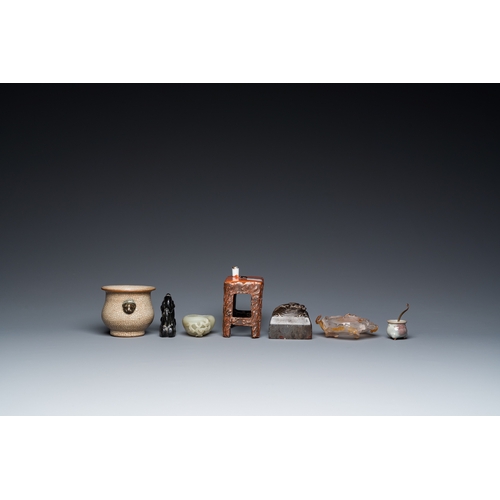 923 - Seven Chinese scholar's objects in porcelain and hardstone, 19/20th C.L.: 13 cm - H.: 11 cm (the min... 