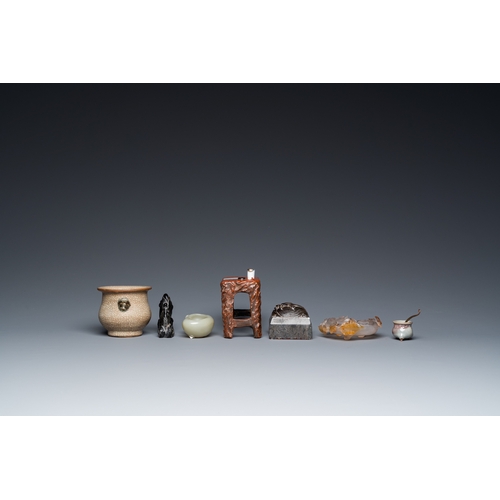 923 - Seven Chinese scholar's objects in porcelain and hardstone, 19/20th C.L.: 13 cm - H.: 11 cm (the min... 