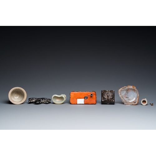 923 - Seven Chinese scholar's objects in porcelain and hardstone, 19/20th C.L.: 13 cm - H.: 11 cm (the min... 