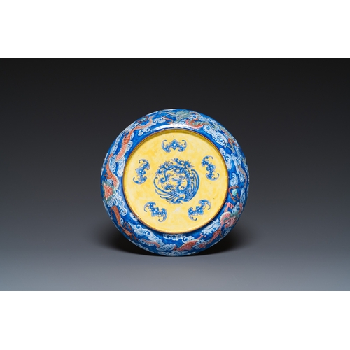 925 - A Chinese Canton enamel dish with fine floral design, YongzhengDia.: 21,5 cm