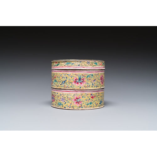 929 - A Chinese yellow-ground Canton enamel stacking box and cover, QianlongDia.: 10,5 cm - H.: 9 cm... 