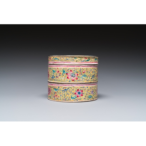 929 - A Chinese yellow-ground Canton enamel stacking box and cover, QianlongDia.: 10,5 cm - H.: 9 cm... 