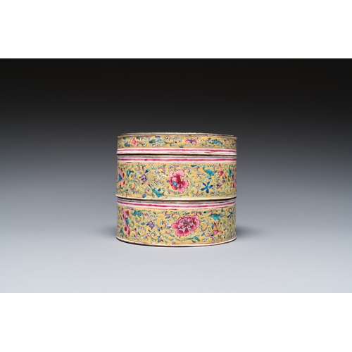 929 - A Chinese yellow-ground Canton enamel stacking box and cover, QianlongDia.: 10,5 cm - H.: 9 cm... 