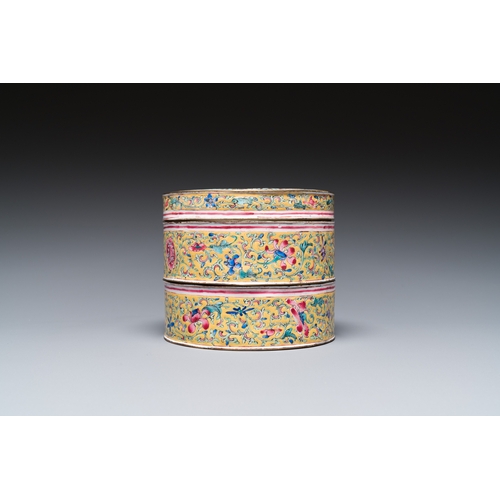 929 - A Chinese yellow-ground Canton enamel stacking box and cover, QianlongDia.: 10,5 cm - H.: 9 cm... 