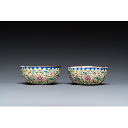 931 - A pair of Chinese yellow-ground Canton enamel bowls, Qianlong/JiaqingDia.: 7 cm - H.: 3 cm... 