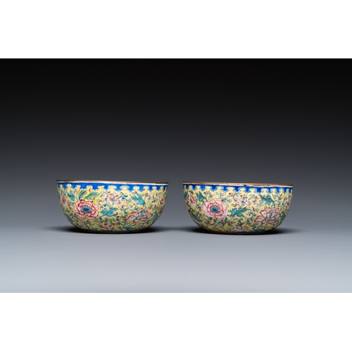 931 - A pair of Chinese yellow-ground Canton enamel bowls, Qianlong/JiaqingDia.: 7 cm - H.: 3 cm... 