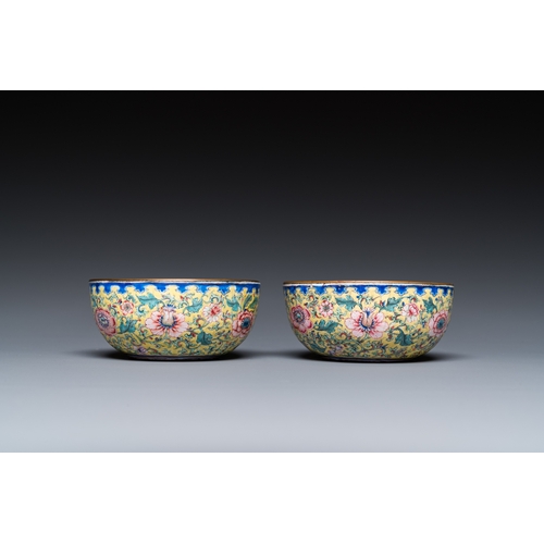 931 - A pair of Chinese yellow-ground Canton enamel bowls, Qianlong/JiaqingDia.: 7 cm - H.: 3 cm... 