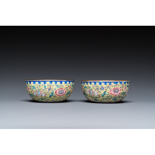 931 - A pair of Chinese yellow-ground Canton enamel bowls, Qianlong/JiaqingDia.: 7 cm - H.: 3 cm... 