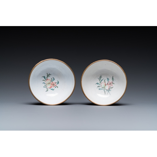 931 - A pair of Chinese yellow-ground Canton enamel bowls, Qianlong/JiaqingDia.: 7 cm - H.: 3 cm... 