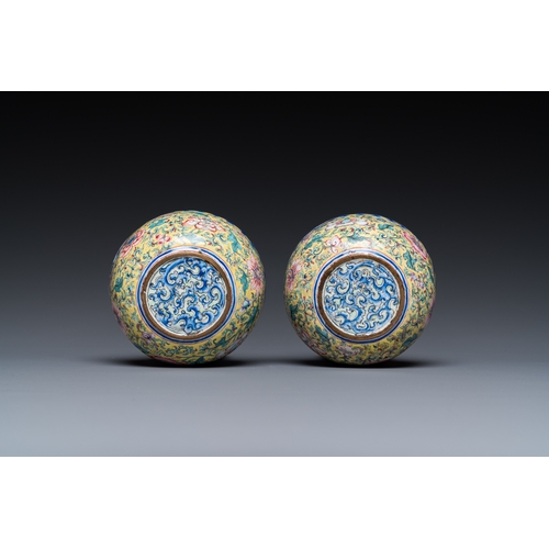 931 - A pair of Chinese yellow-ground Canton enamel bowls, Qianlong/JiaqingDia.: 7 cm - H.: 3 cm... 