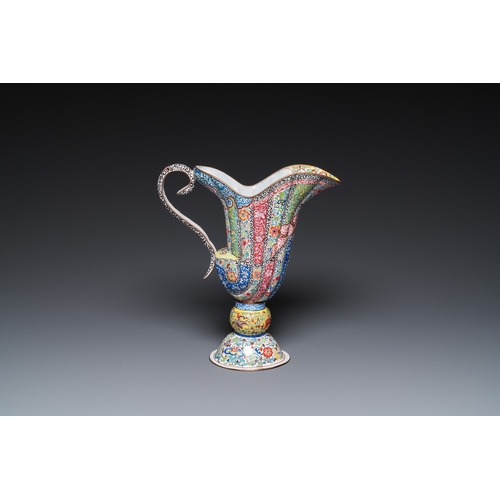 933 - A Chinese Canton enamel helm-shaped ewer with shell-shaped basin, Yongzheng/QianlongDim.: 38,5 x 32 ... 