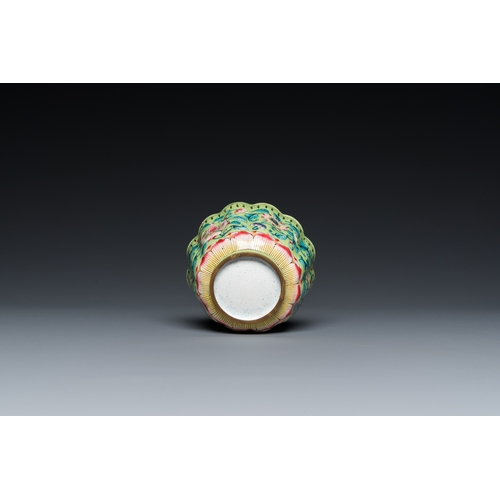 935 - A Chinese green-ground Canton enamel cup on trembleuse stand, QianlongDia.: 14 cm (the stand)Dia.: 7... 