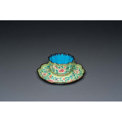 935 - A Chinese green-ground Canton enamel cup on trembleuse stand, QianlongDia.: 14 cm (the stand)Dia.: 7... 