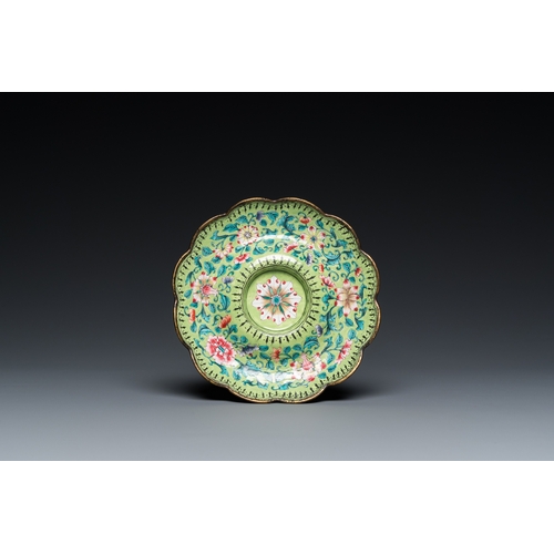 935 - A Chinese green-ground Canton enamel cup on trembleuse stand, QianlongDia.: 14 cm (the stand)Dia.: 7... 