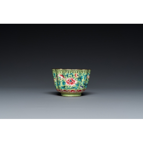 935 - A Chinese green-ground Canton enamel cup on trembleuse stand, QianlongDia.: 14 cm (the stand)Dia.: 7... 