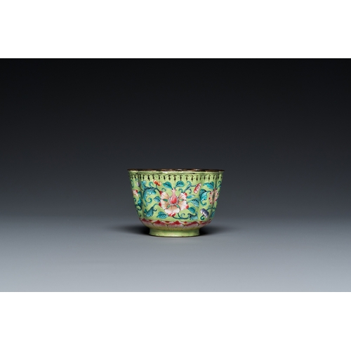 935 - A Chinese green-ground Canton enamel cup on trembleuse stand, QianlongDia.: 14 cm (the stand)Dia.: 7... 