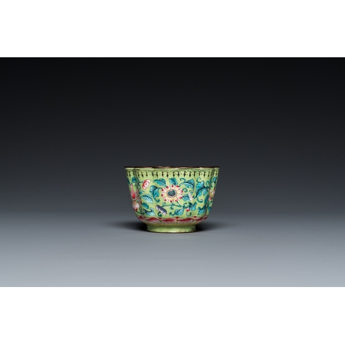 935 - A Chinese green-ground Canton enamel cup on trembleuse stand, QianlongDia.: 14 cm (the stand)Dia.: 7... 