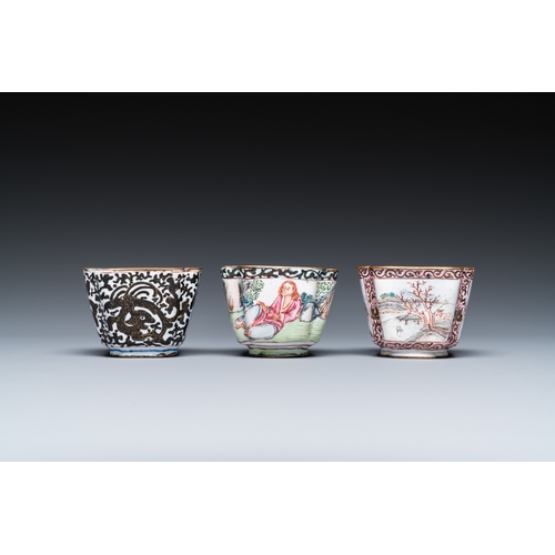 936 - Three Chinese Canton enamel cups and two saucers, QianlongDim.: 9,5 x 9,5 cm (the saucer) Dim.: 4,5 ... 