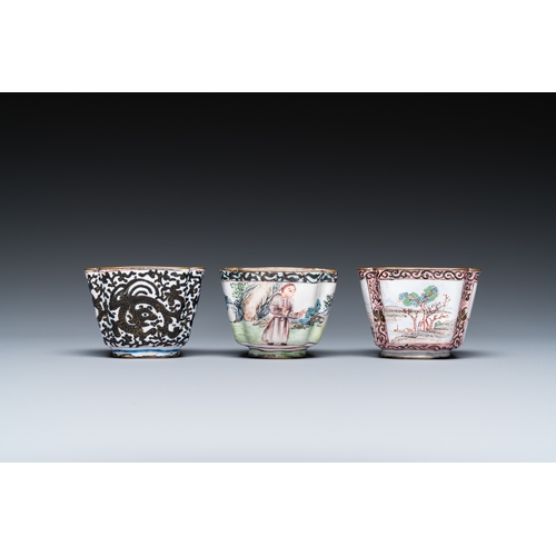 936 - Three Chinese Canton enamel cups and two saucers, QianlongDim.: 9,5 x 9,5 cm (the saucer) Dim.: 4,5 ... 