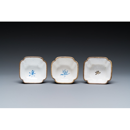 936 - Three Chinese Canton enamel cups and two saucers, QianlongDim.: 9,5 x 9,5 cm (the saucer) Dim.: 4,5 ... 