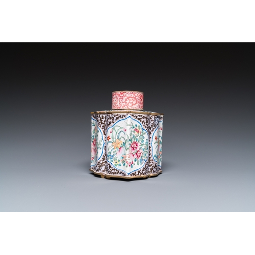 937 - A Chinese Canton enamel tea caddy and cover, Yongzheng/QianlongH.: 10,5 cm