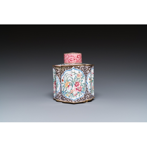 937 - A Chinese Canton enamel tea caddy and cover, Yongzheng/QianlongH.: 10,5 cm