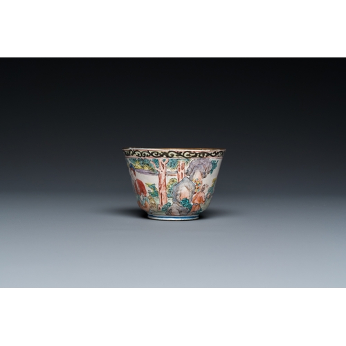 940 - A Chinese Canton enamel 'foreigners' wine cup, YongzhengDia.: 7 cm - H.: 5 cm