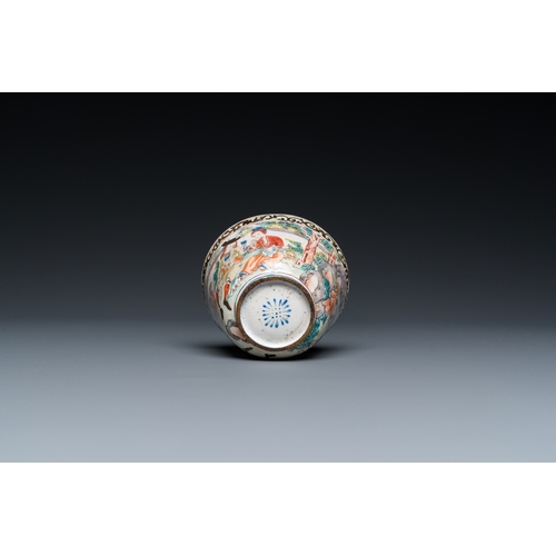 940 - A Chinese Canton enamel 'foreigners' wine cup, YongzhengDia.: 7 cm - H.: 5 cm