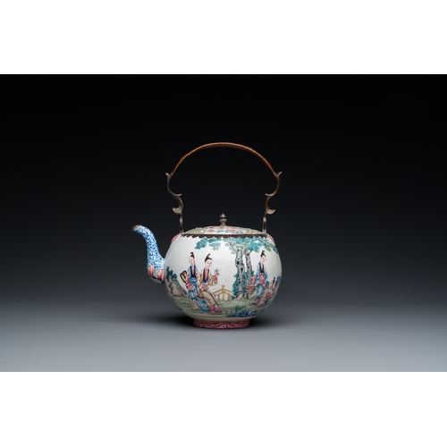 941 - A Chinese Canton enamel teapot and cover, QianlongH.: 25 cm - L.: 21,5 cm (incl. handle)H.: 15,5 cm ... 