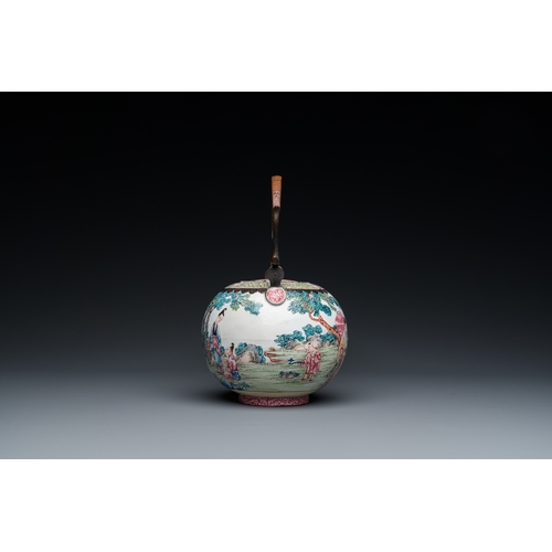 941 - A Chinese Canton enamel teapot and cover, QianlongH.: 25 cm - L.: 21,5 cm (incl. handle)H.: 15,5 cm ... 