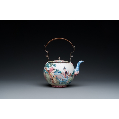 941 - A Chinese Canton enamel teapot and cover, QianlongH.: 25 cm - L.: 21,5 cm (incl. handle)H.: 15,5 cm ... 