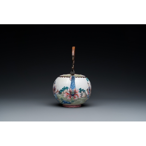 941 - A Chinese Canton enamel teapot and cover, QianlongH.: 25 cm - L.: 21,5 cm (incl. handle)H.: 15,5 cm ... 